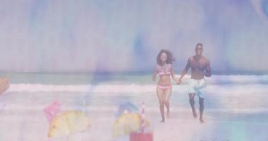 Çiftler kumsalda koşuyor, güneş gözlükleri ve pastel ışık sızıntılarıyla seyahat kampanyası yapıyorlar. Romantizm, macera, eğlence, doğal, canlı, kaygısız, sağlıklı