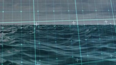 Dalgalı okyanus yüzeyi bulutlu gökyüzünün altında akarken turkuaz dijital şebeke haritası alınıyor. Denizcilik, navigasyon, fütüristik, teknoloji, keşif, deniz endüstrisi, soyut