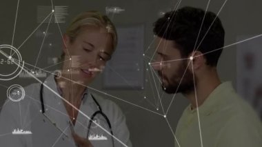 Doktor ve hasta klinikteki sağlık raporlarını inceliyor, animasyon veri düğümleri ve grafikleri gösteriyor. Sağlık, teknoloji, analiz, danışma, teşhis, profesyonellik, yenilik