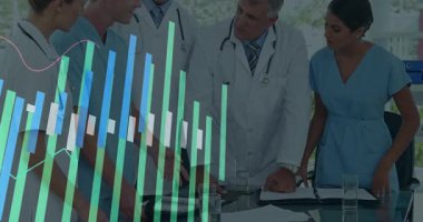 Tıbbi ekip klinikteki hasta verilerini analiz ediyor. Canlandırılmış bar çizelgeleri ve çizgi grafikleri var. İşbirliği, sağlık, analitik, profesyonellik, yenilik, takım çalışması, veri görselleştirmesi