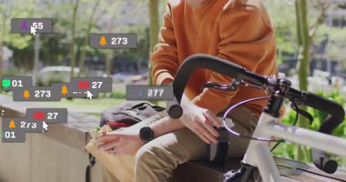 Şehir parkında elinde kahve fincanı ve sandviçle oturan adam animasyon pazarlama çizelgesini izliyor. Kentsel, yaşam tarzı, minimalist, sağIık, rahatlık, doğal, gündelik