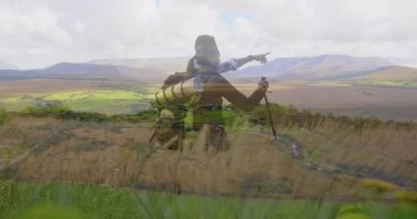 Animasyon yükseklik çizelgesi ve sırt çantası ikonlarıyla, sağlıklı olmak için çimli yamaçlarda yürüyüş yapan bir çift. Macera, keşif, vahşi doğa, manzara, açık hava, aktif, keşif