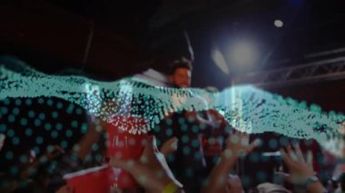 Müzik kulübünde kırmızı bardakları kaldıran arkadaşlar, sahne ışıklarında titreşen deniz mavisi dalgalar. Konser, kutlama, gece hayatı, enerji, şehir, canlı, yoldaşlık