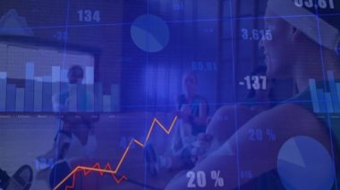 Spor salonu katılımcıları köpük rulo kullanarak esneme hareketleri yapıyor, animasyon çizelgelerini takip ediyorlar. Sağlık, somatik, modern, spor, sağlıklı, koreografi, motivasyon