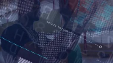Teknoloji laboratuvarında holografik dünya haritasını araştıran meslektaşlarım ikili kod ve veri düğümlerini gösteriyorlar. Teknoloji, yenilik, veri görselleştirme, fütüristik, dijital arayüz, iş dünyası, analitik