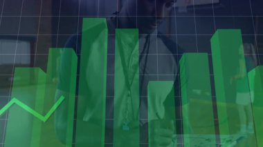 Basketbol sahasında takım koçu, yeşil bar grafiğiyle spor analitiğini vurguluyor. Atletizm, strateji, liderlik, performans, eğitim, motivasyon, veri görselleştirme