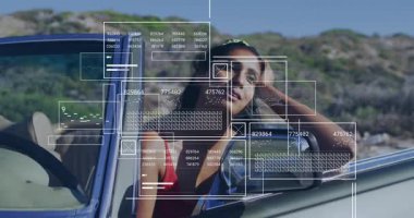 Kadın açık araba penceresinden baş aşağı uzanmış teknolojik verileri gösteren fütüristik örtüyle gülümsüyor. Portre, teknoloji, manzara, açık hava, gündelik, yenilik, eğlence