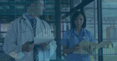 Klinik koridorunda hasta verilerini inceleyen tıp uzmanları, çizelgeler ve grafiklerle birlikte. Klinik, sağlık, teknoloji, kesinlik, analiz, yenilik, takım çalışması