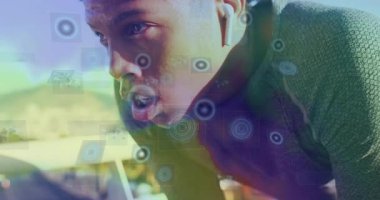 Fitness Tekniği testinde beyaz kulaklık takan bir adam yüksek çözünürlük grafiği ve verileri gösteriyor. Atletik, teknoloji, performans, fitness, açık hava, modern, aktif giyim