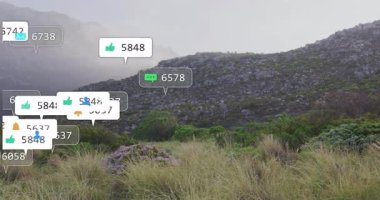 Yürüyüş direkleri kullanan bir kadın dağ yolunda yürüyor, sosyal medya teknisyenleri sergiliyor. Macera, açık hava, keşif, bağlantı, teknoloji, eğlence, doğa