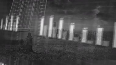 Güneş paneli dizileri çimenli alanda canlı veri gönderiyor, yükselen çubuk grafiklerini ve çizgi grafiklerini gösteriyor. Yenilenebilir, sürdürülebilirlik, dijital, teknoloji, altyapı, çevre, yenilik