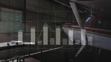 Erkek pilot, havacılık hangarında hangar kapısını itiyor, animasyon çizelgeleri ve grafikleriyle birlikte. Havacılık, uzay, mühendislik, ulaşım, endüstri, teknoloji, analiz