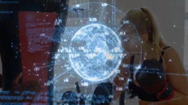 Erkek meslektaşım kırmızı klasörü tutuyor ve laboratuarda holografik küreyi inceliyor, kod yayınlıyor. Teknoloji, işbirliği, yenilik, fütüristik, veri, dijital, çalışma alanı