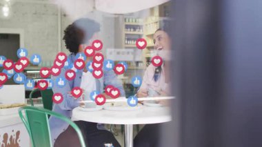 Kafe tezgahı üzerinde yüzen sosyal medya tepkime simgeleri, dijital pazarlama kavramını gözler önüne seriyor. Etkileşimli, modern, canlı, dijital, pazarlama, teknoloji, arayüz