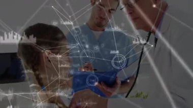 Çocuk hasta, klinikte doktor ve hemşireyle oturuyor. Hologram çizelgeleri, çizgileri, düğümleri var. Pediatrik, sağlık, geleceksel, teknoloji, soruşturma, tanı, klinik