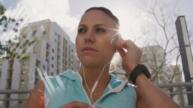 Fitness teknisyeni dışarıda koşuyor. Canlandırılmış turta grafikleri ve yüzdelik etiketleri havada uçuşuyor. Atletik, teknoloji, aktif giyim, kentsel, motivasyon, yaşam tarzı, dijital