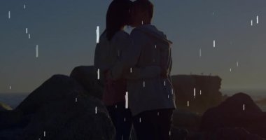 Gün batımında Rocky Shore 'da sarılıp öpüşen çift, yıldız grafikleriyle sosyal medya reklamlarını yükseltiyor. Romantik, bağlantı, yolculuk, dinginlik, siluet, doğa, uyum