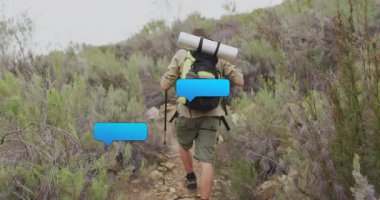 Erkek yürüyüşçü kayalık patikaya tırmanıyor, animasyon yükseklik grafiği ve fitness uygulaması ölçümleri gösteriyor. Macera, keşif, vahşi doğa, engebeli, açık hava, fitness, teknoloji