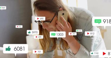 Akıllı telefonu elinde tutan bir kadın, yüzen simgelerle sosyal medya ölçümlerini inceliyor. Teknoloji, iletişim, analitik, dijital, profesyonel, çağdaş, veri