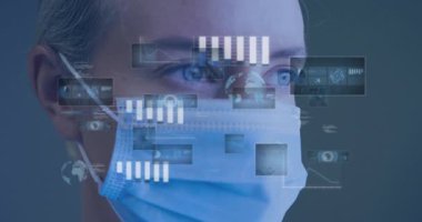 Maske takan, gözlük takan ve kulaklık takan bir kadın tıbbi teknoloji çizelgeleri ve kod arayüzü kullanıyor. Gelecek, teknoloji, veri, analitik, dijital, yenilik, sağlık