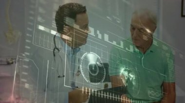 Doktor ve hasta konsültasyonda tıbbi verileri tartışıyor, yüzen tablet tabletleri kullanarak DNA sarmalları kullanıyor. Sağlık, teletıp, fütüristik, veri görselleştirme, tıbbi teknoloji, dijital sağlık, klinik