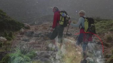 Seyahat reklamı için dağlık patikalarda birkaç yürüyüş, hareketli yükseklik şeması ve rota simgeleri. Macera, keşif, açık hava, vahşi doğa, dayanıklılık, dayanıklılık, manzara