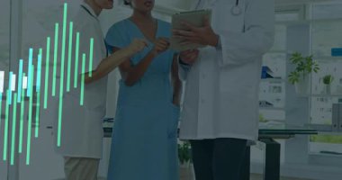 Klinikte tableti inceleyen üç tıp uzmanı dikey veri tabloları sergiliyor. Sağlık, takım çalışması, yenilik, teşhis, profesyonellik, tıbbi teknoloji, işbirliği