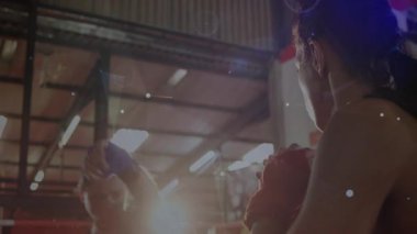 Spor salonunda kas adam eğitimi, fitness teknolojisini HUD grafikleri ve veri çizgileriyle birleştirmek. Fitness, teknoloji, biyomekanik, egzersiz, endüstriyel, geleceksel, güç