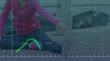 Rıhtım güvertesinde bacağını esneten bayan sporcu, üzerinde yeşil fitness grafiği olan bir vitrin sergiliyor. Atletizm, spor, sağlık, dijital, kentsel, açık hava, motivasyon