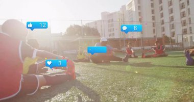 Koç, sosyal medya simgeleriyle futbol antrenmanı için sahaya çıkan gençlere rehberlik ediyor. Atletik, takım çalışması, zindelik, canlılık, zindelik, topluluk, güçlendirme