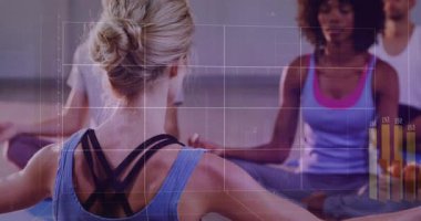 Yoga katılımcıları, yoga minderlerinin üzerinde animasyon sağlık grafikleri sergilerken stüdyoda meditasyon yapıyorlar. Farkındalık, sağlık, dijital, biyometrik, fitness, dinginlik, uyum
