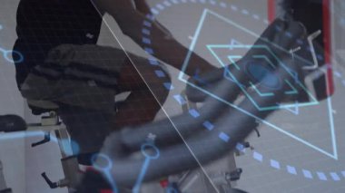 Egzersiz bisikletinde pedal çeviren bir adam, süzülen holografik grafiklerle spor verilerini sergiliyor. Spor, teknoloji, yenilik, güç, modern, sağlık, dayanıklılık