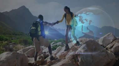 Yürüyüş partnerleri, kayalık patikalara tırmanmaya, teknoloji dünyasını ve ağ hatlarını birleştirmeye yardım ediyor. Macera, keşif, güçlendirme, açık hava, takım çalışması, yenilik, manzara