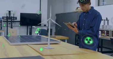 Araştırma laboratuvarında yenilenebilir enerji modellerini inceleyen mühendis AR sürdürülebilirlik simgeleri gösteriyor. Teknolojiler, yenilikler, fütüristik, eko, enerji, görselleştirme, kesinlik