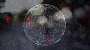 3D kablo küresi, parlayan ağ çizgileri ve bulanık düğümlü ışıklarla karanlık sahnede dönüyor. Gelecek, teknoloji, yenilik, dijital, ağ, soyut, bağlantı