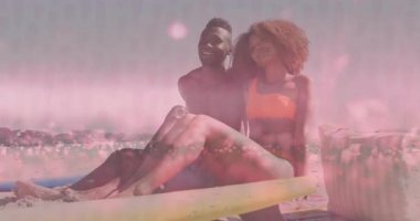 Erkek ve kadın plaj havlusunda dinleniyor, seyahat uygulaması ile animasyon uçuş ikonu kullanıyorlar. Romantizm, eğlence, macera, açık hava, canlı, gençlik, sükunet