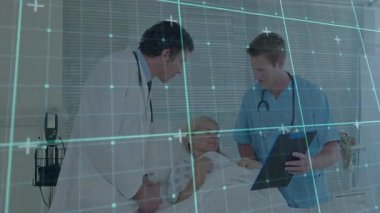 Kadın hasta hastane yatağında, doktorların yanında yatıyor notları inceliyor, animasyon sağlık çizelgesi gösteriyor. Klinik, sağlık, işbirliği, teşhis, profesyonel, şefkatli, modern