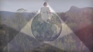 Çölde yürüyen bir adam, animasyon veri düğümleri ve lens fişekleriyle teknoloji sergiliyor. Macera, keşif, vahşi doğa, engebeli, açık hava, doğal, minimalist