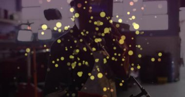 Endüstriyel atölyede kask kaldıran kaynakçı, animasyon kıvılcımları ve veri simgelerini barındırıyor. Sanayi, zanaat, güvenlik, kesinlik, yenilik, çalışma alanı, teknoloji