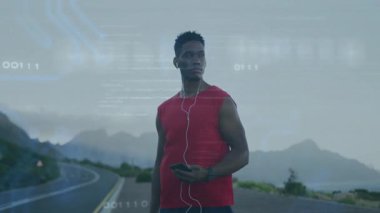 Dağ yolunda kulaklık takan akıllı telefon tutan adam ikili teknoloji grafiklerini gösteriyor. Teknoloji, yenilik, fitness, açık hava, macera, bağlantı, modern