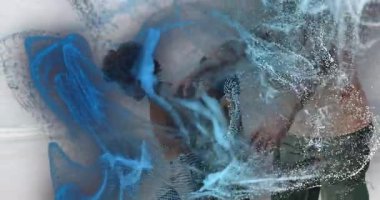 Aile gurubu seyahat pazarında kıyı şeridi boyunca yürürken mavi su sıçrıyor. Aile, sahil, deniz kenarı, su, çeşitlilik, bağlantı, açık hava