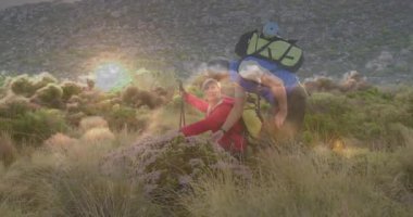 Sırt çantasının üzerinde yüzen animasyon sağlık grafikleriyle kayalık yamaçları keşfeden yürüyüş yapan çift. Macera, doğa, keşif, açık hava, sağlık, manzara, yürüyüş
