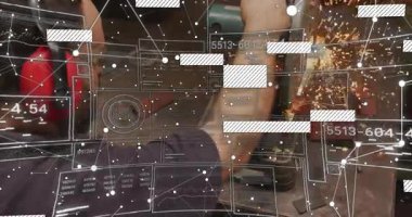 Endüstriyel atölyede çalışan iki adam kıvılcımlar saçarak, HUD çizelgeleri sergiliyor. Sanayi, teknoloji, imalat, makine, mühendislik, yenilik, işbirliği