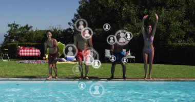 Arka bahçedeki havuza sıçrayan arkadaşlar, suyun üzerinde yüzen sosyal medya pazarlama ikonları. Ferahlatıcı, boş, açık hava, canlı, yaz, rahatlama, sosyal