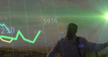 Yürüyüşçü gün batımında tepenin yamacını keşfediyor, rakamsal etiketli animasyon teknolojisi grafikleri gösteriyor. Macera, keşif, iz, doğa, veri görselleştirme, açık hava, fitness