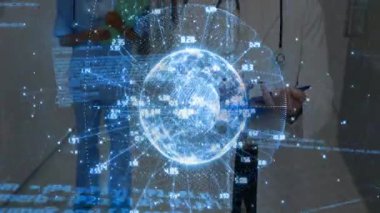 Doktor ve hemşire hastane koridorunda hasta verilerini analiz edip holografik küre ve kod gösteriyorlar. Tıbbi, sağlık, teknoloji, işbirliği, dijital, yenilik, profesyonellik