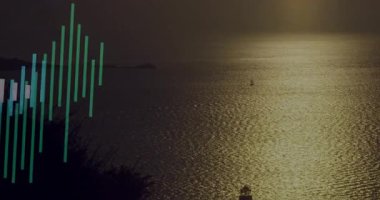 Canlandırılmış çok renkli dalga biçimli çubuklar gölün üzerinde siluet bitki örtüsü ve tekneyle yer değiştiriyor. Su, manzara, soyut, görselleştirme, sükunet, doğa, yansıma.