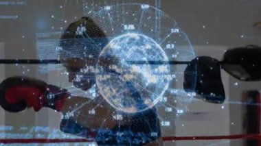 Ringde boks yapan, VR kulaklık ve eldiven takan holografik küreyle teknolojiyi keşfeden bir kadın. Fütürist, sürükleyici, dijital, yenilik, spor, eğitim, sanal