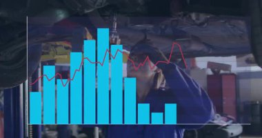 Kadın tamirci oto tamirhanesinde, mavi çizgiler ve kırmızı çizgilerle alt gövdeyi inceliyor. Otomotiv, bakım, analitik, sanayi, teknoloji, mühendislik, takım çalışması