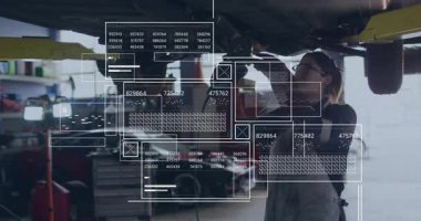 Kadın otomobil tamircisi, araç asansörünün altında yüzen dişli simgeleri ve çizelgesi olan açılı öğütücü kullanıyor. Endüstriyel, teknisyen, makine, işçilik, hassasiyet, kıvılcım, yenilik